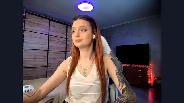 Snapshot of FoxyEmma chatting on May 5, 1:47 pm FoxyEmma online show from May 5, 1:47 pm