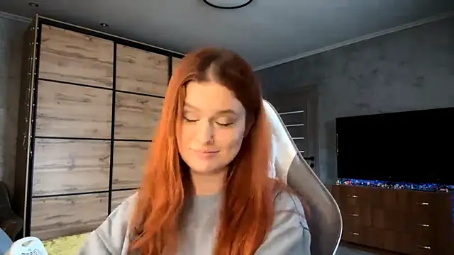 Snapshot of FoxyEmma chatting on April 16, 2:07 pm FoxyEmma online show from April 16, 2:07 pm