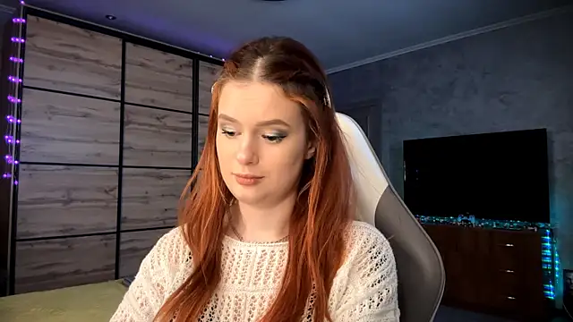 Snapshot of FoxyEmma chatting on April 3, 3:07 pm FoxyEmma online show from April 3, 3:07 pm