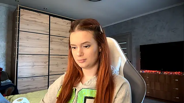 Snapshot of FoxyEmma chatting on April 14, 12:10 pm FoxyEmma online show from April 14, 12:10 pm