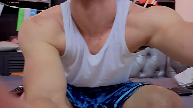 Snapshot of axel_tone chatting on June 26, 10:04 pm axel tone online show from June 26, 10:04 pm