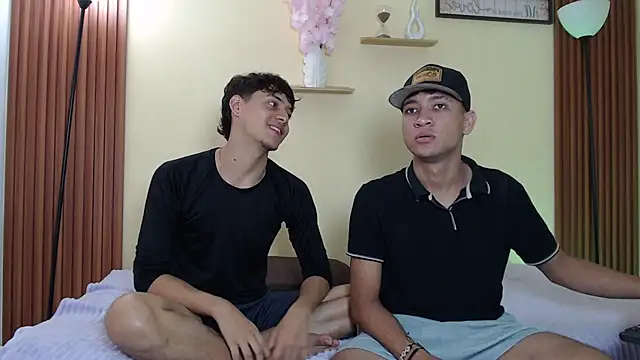TwoHotTrouble  online show from April 2, 10:05 pm
