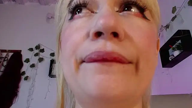 Carolina 2403 online show from May 23, 11:15 pm