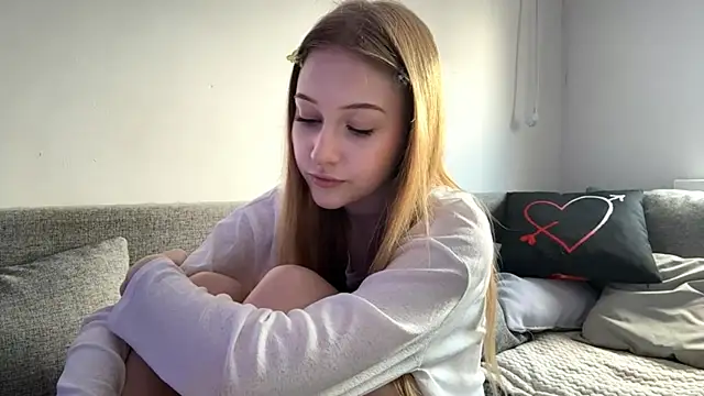 Snapshot of KatrineDrea chatting on April 11, 1:37 pm KatrineDrea online show from April 11, 1:37 pm