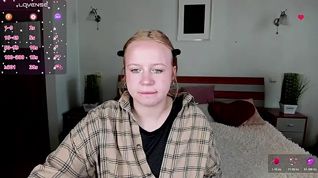 Snapshot of KittyCutest chatting on March 30, 8:38 am KittyCutest online show from March 30, 8:38 am