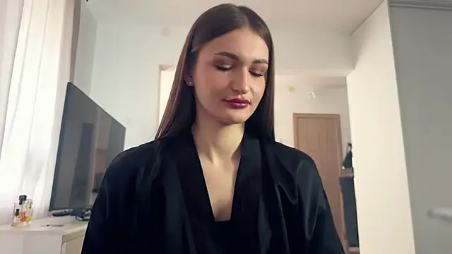 HallieHollo online show from April 3, 6:09 am