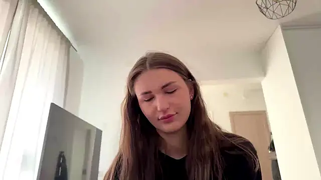 HallieHollo online show from April 16, 7:20 am