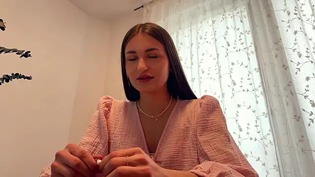 HallieHollo online show from April 1, 12:06 pm