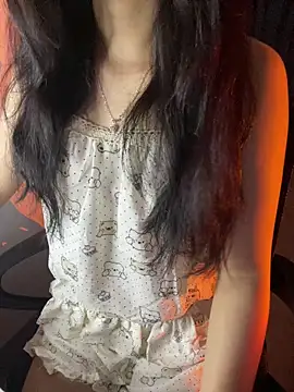 Annie nii online show from April 8, 8:10 pm