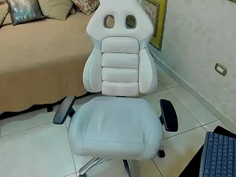 Snapshot of Hanna__Bloom1 chatting on April 25, 1:41 pm Hanna Bloom1 online show from April 25, 1:41 pm
