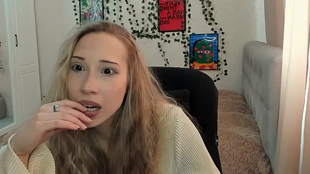 Snapshot of Emmarayder chatting on June 8, 11:11 am Emmarayder online show from June 8, 11:11 am