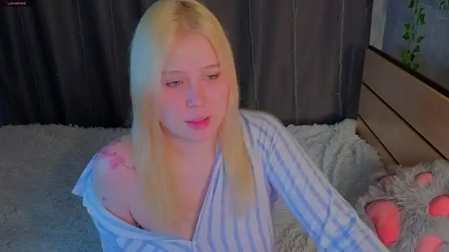 Snapshot of unburnedgirl chatting on July 7, 3:04 pm unburnedgirl online show from July 7, 3:04 pm
