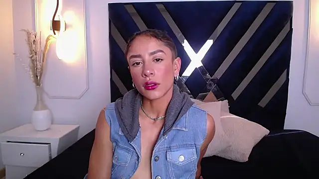 Skylee and Violet online show from April 9, 8:04 pm