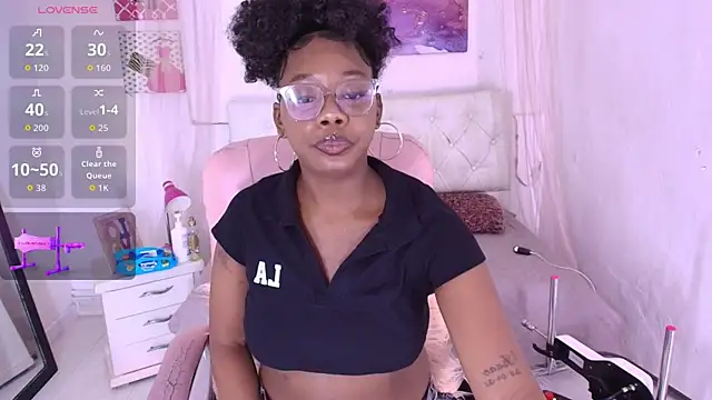 Snapshot of emily_smith18 chatting on May 9, 12:52 pm emily smith18 online show from May 9, 12:52 pm