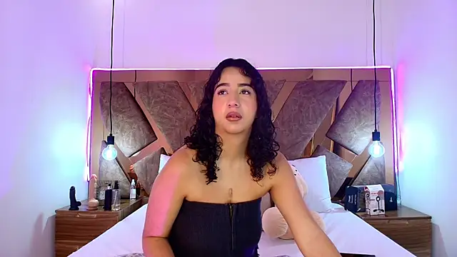 bella swwan  online show from April 17, 2:20 pm