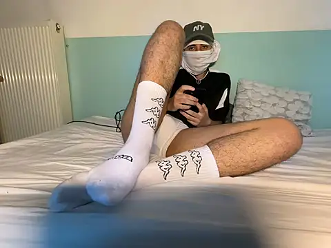 Snapshot of Rebeu_77 chatting on May 21, 6:27 pm Rebeu 77 online show from May 21, 6:27 pm
