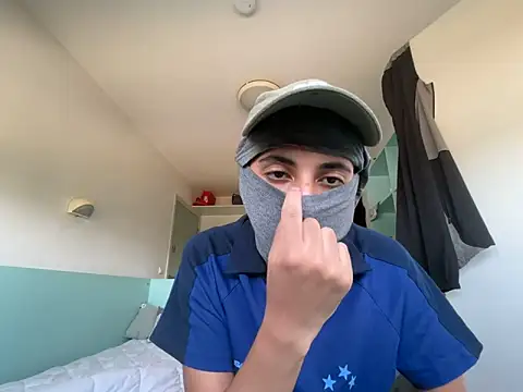 Snapshot of Rebeu_77 chatting on June 19, 2:23 pm Rebeu 77 online show from June 19, 2:23 pm