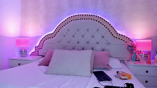 Snapshot of Adara_Muller chatting on July 7, 8:56 pm Adara Muller online show from July 7, 8:56 pm
