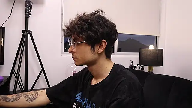 Tyler Blade online show from April 6, 11:17 pm