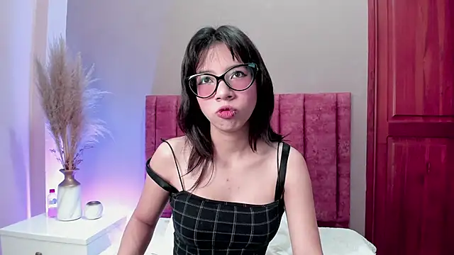 Snapshot of AliceThompsonn_ chatting on April 16, 12:44 am AliceThompsonn online show from April 16, 12:44 am