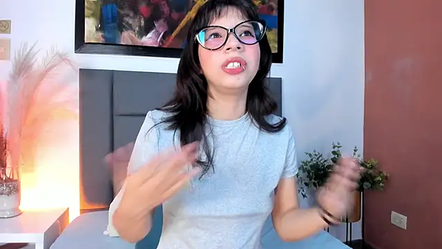 AliceThompsonn  online show from April 10, 6:04 pm