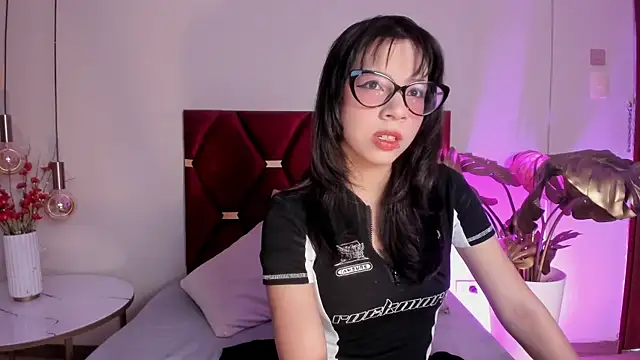 Snapshot of AliceThompsonn_ chatting on April 21, 12:56 am AliceThompsonn online show from April 21, 12:56 am