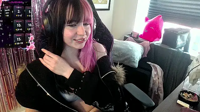 CutieTracer online show from April 26, 1:41 pm