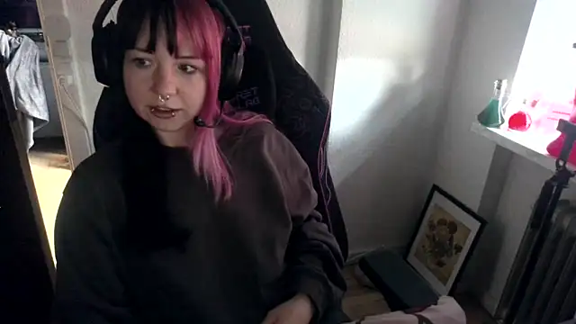 CutieTracer online show from April 11, 10:08 am