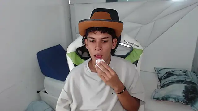 Taylorr junior  online show from April 2, 3:35 am