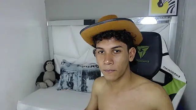 Taylorr junior  online show from April 1, 3:52 am