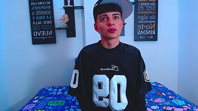 milo hot  online show from March 31, 8:00 pm