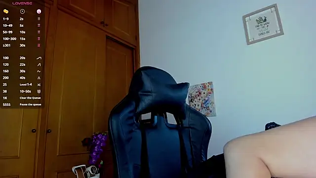 Snapshot of Violett_Sykes chatting on May 6, 5:00 am Violett Sykes online show from May 6, 5:00 am