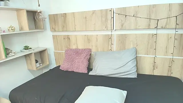 Snapshot of Selene__Luna chatting on April 7, 12:23 am Selene Luna online show from April 7, 12:23 am