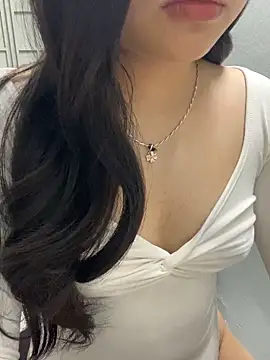 Rosecute11 online show from April 21, 5:30 pm