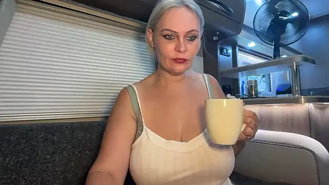 Snapshot of BustySwingingSlut chatting on June 28, 9:15 am BustySwingingSlut online show from June 28, 9:15 am