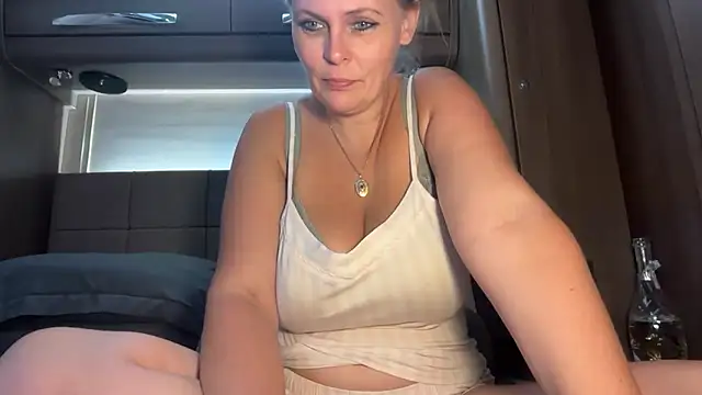 Snapshot of BustySwingingSlut chatting on June 27, 8:15 pm BustySwingingSlut online show from June 27, 8:15 pm