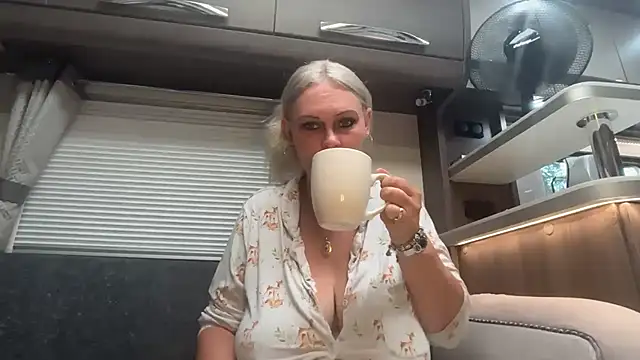 Snapshot of BustySwingingSlut chatting on July 7, 8:40 am BustySwingingSlut online show from July 7, 8:40 am