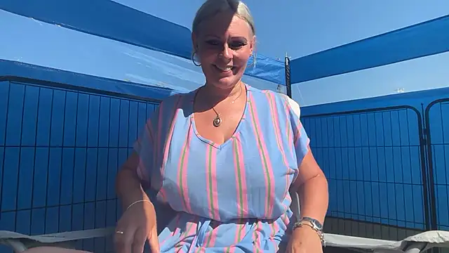 Snapshot of BustySwingingSlut chatting on July 8, 8:37 am BustySwingingSlut online show from July 8, 8:37 am
