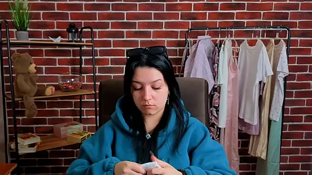 AnnaaPage online show from April 15, 1:48 pm