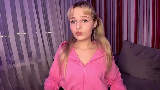 Maddy Lovel online show from March 31, 3:47 pm