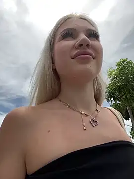 Kiss Auroraa online show from May 6, 5:11 am