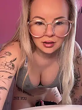 Snapshot of Shorty_Holly chatting on May 22, 6:00 am Shorty Holly online show from May 22, 6:00 am