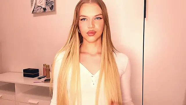 Snapshot of LeoniaRinard chatting on April 19, 6:10 pm LeoniaRinard online show from April 19, 6:10 pm