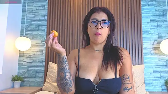 Snapshot of Mia_milf_x chatting on June 9, 11:22 am Mia milf x online show from June 9, 11:22 am