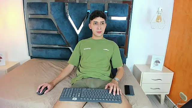 Alantaylorr  online show from May 25, 3:22 pm