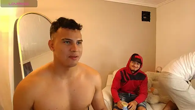 Snapshot of Maxi_and_Ares chatting on May 17, 12:05 pm Maxi and Ares online show from May 17, 12:05 pm