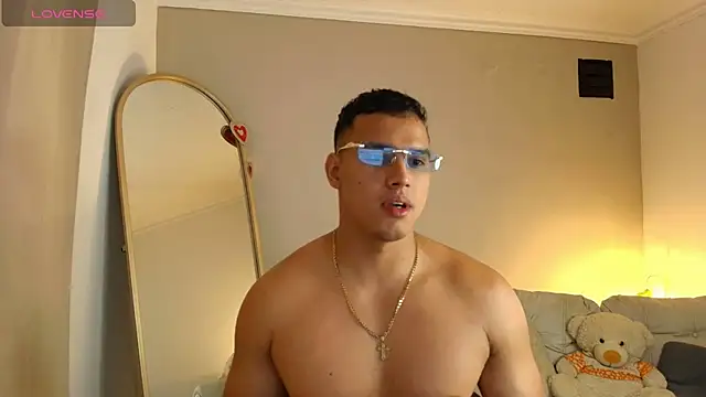 Maxi and Ares online show from April 5, 7:09 pm