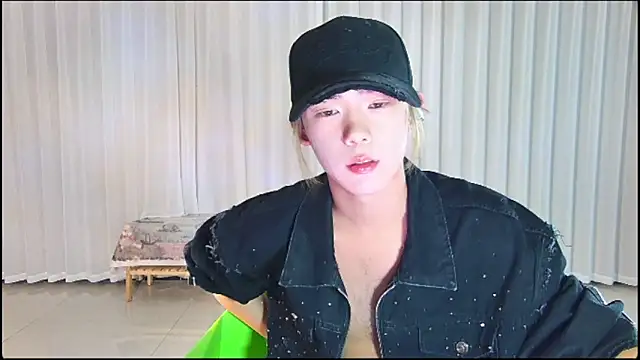 Snapshot of wumei-001 chatting on April 18, 5:21 am wumei-001 online show from April 18, 5:21 am