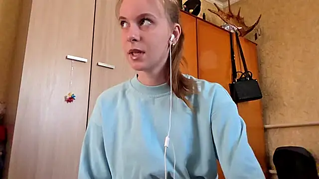 DonnaKuc online show from April 1, 6:15 am