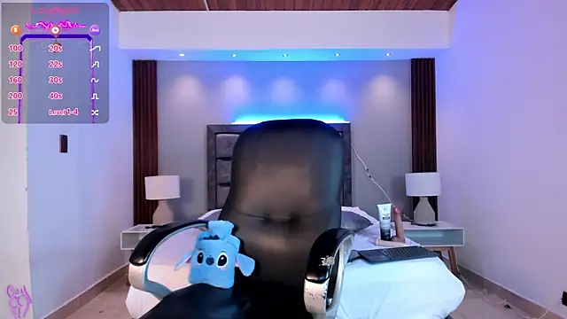 VanessaOwens  online show from April 3, 6:47 pm